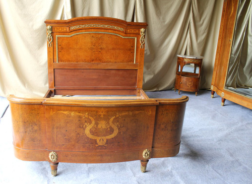 Camera da letto intarsiata e rara decorazione in bronzo dorato del XIX stile Luigi XVI