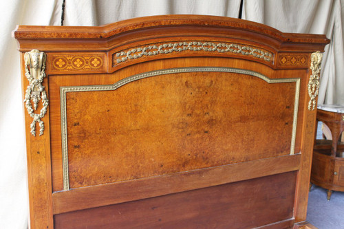 Camera da letto intarsiata e rara decorazione in bronzo dorato del XIX stile Luigi XVI