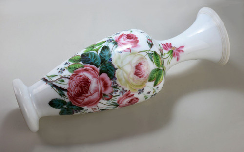 Handbemalte Opalvase. 19. Jahrhundert
