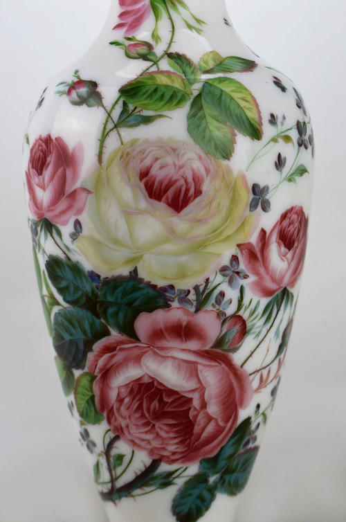Handbemalte Opalvase. 19. Jahrhundert