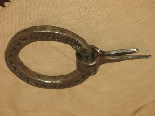 Heurtoir marteau de porte en fer forgé époque 17ème
