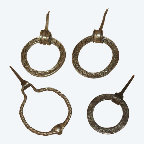 Collection de 4 heurtoirs marteaux de porte époque 17ème et 18ème en fer forgé ciselé