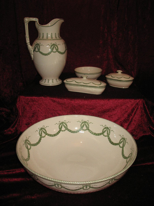 Servizio da toilette in maiolica Sarreguemines, stile Luigi XVI del XIX secolo, decorazione in alloro