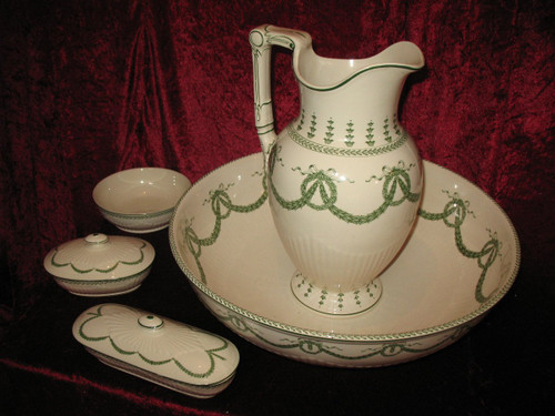 Servizio da toilette in maiolica Sarreguemines, stile Luigi XVI del XIX secolo, decorazione in alloro