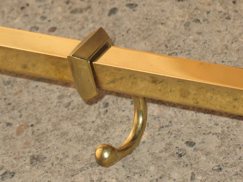 Wandregal für Küchen- oder Badutensilien aus Messing und Bronze. Art Deco