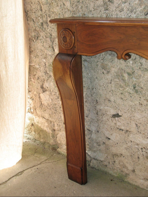 Crossbow-shaped fireplace and curved legs in walnut, Art Deco period