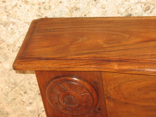 Crossbow-shaped fireplace and curved legs in walnut, Art Deco period