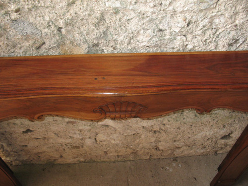 Crossbow-shaped fireplace and curved legs in walnut, Art Deco period