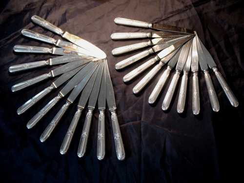 24 silver plated knives with shell decor from Pradel Goléo in Montpellier