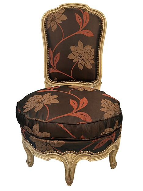Chauffeuse de style Louis XV, bois laqué crème, XXe