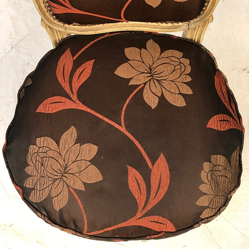 Chauffeuse de style Louis XV, bois laqué crème, XXe