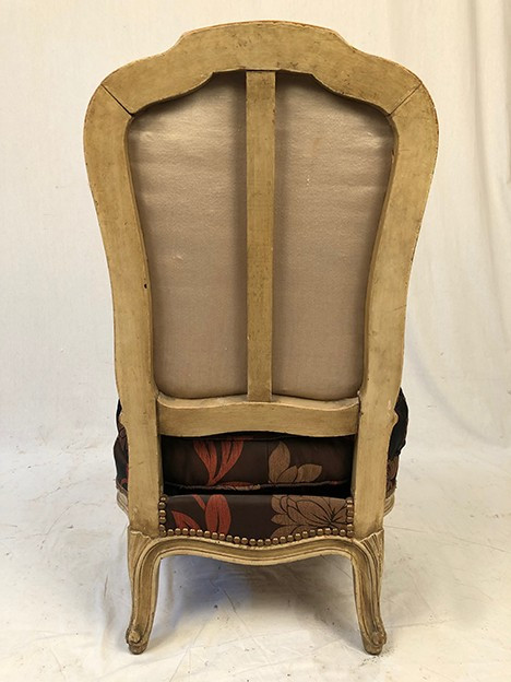 Chauffeuse de style Louis XV, bois laqué crème, XXe