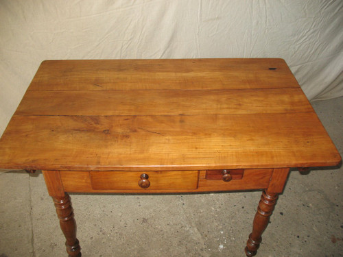 Table in blond cherry wood Swiss origin, early 19th century