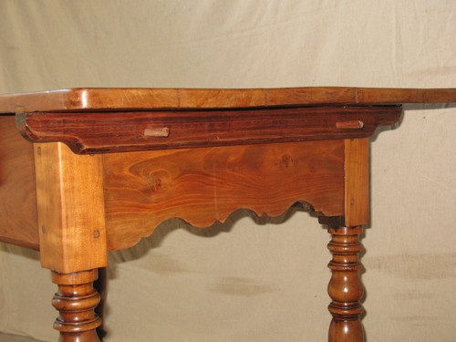Table in blond cherry wood Swiss origin, early 19th century