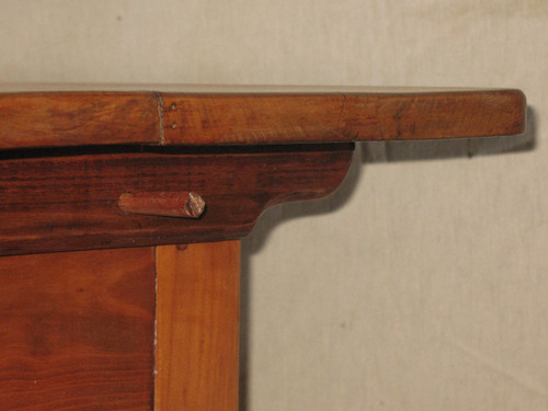 Table in blond cherry wood Swiss origin, early 19th century