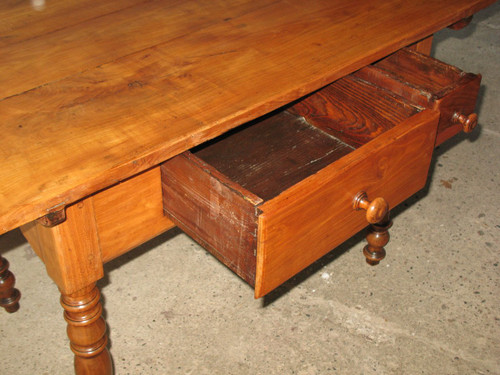 Table in blond cherry wood Swiss origin, early 19th century