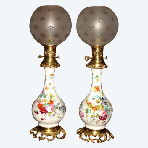 Paire de grandes lampes en porcelaine de Paris et bronze doré époque 19ème