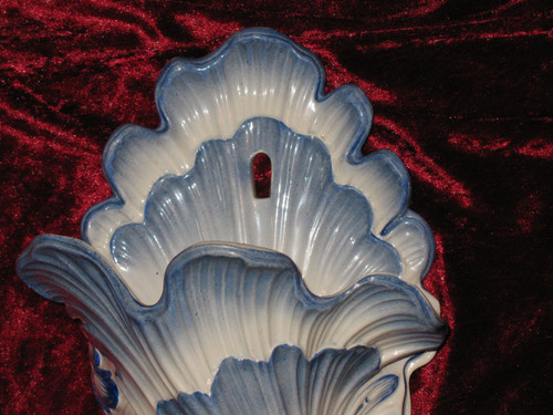 Bouquetière da parete in maiolica di Gien, XIX secolo