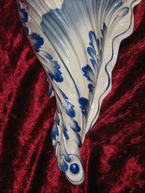 Bouquetière da parete in maiolica di Gien, XIX secolo