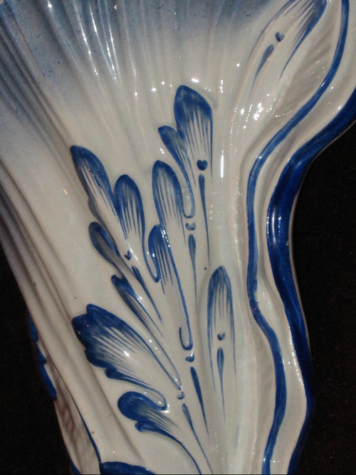 Bouquetière da parete in maiolica di Gien, XIX secolo
