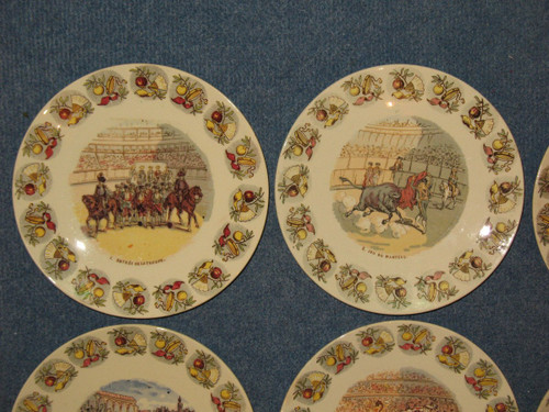 Suite di 12 piatti in terracotta di Sarreguemines sulla corrida in Spagna, XIX secolo