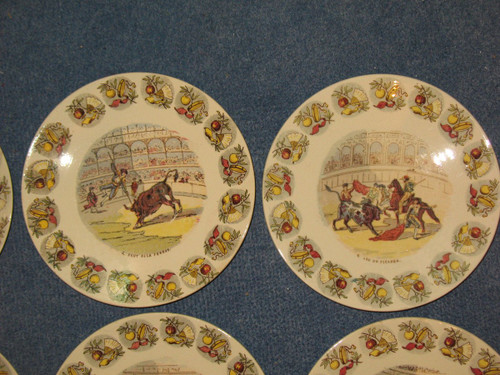 Suite di 12 piatti in terracotta di Sarreguemines sulla corrida in Spagna, XIX secolo