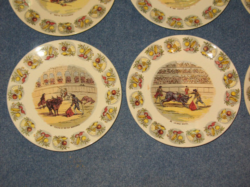Suite di 12 piatti in terracotta di Sarreguemines sulla corrida in Spagna, XIX secolo