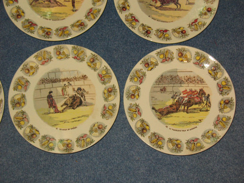 Suite di 12 piatti in terracotta di Sarreguemines sulla corrida in Spagna, XIX secolo