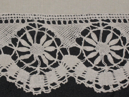 Yarn sheet with back in embroidery of days and bobbin lace at the beginning of the 20th century