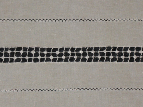 Yarn sheet with back in embroidery of days and bobbin lace at the beginning of the 20th century