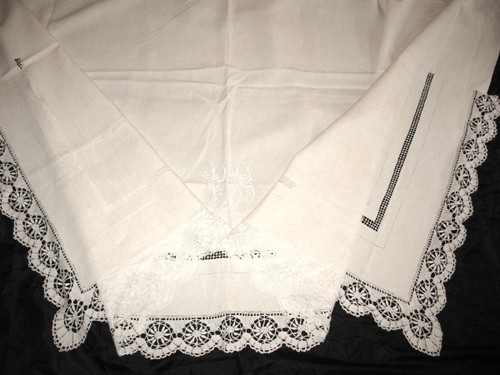Yarn sheet with back in embroidery of days and bobbin lace at the beginning of the 20th century