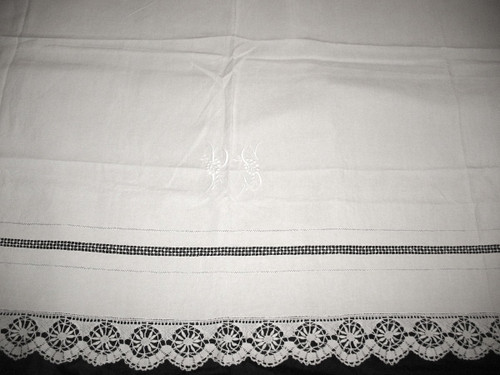 Yarn sheet with back in embroidery of days and bobbin lace at the beginning of the 20th century