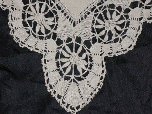 Yarn sheet with back in embroidery of days and bobbin lace at the beginning of the 20th century