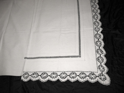 Yarn sheet with back in embroidery of days and bobbin lace at the beginning of the 20th century