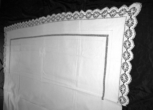 Yarn sheet with back in embroidery of days and bobbin lace at the beginning of the 20th century