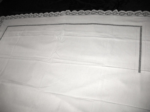 Yarn sheet with back in embroidery of days and bobbin lace at the beginning of the 20th century