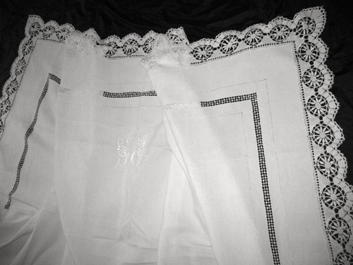 Yarn sheet with back in embroidery of days and bobbin lace at the beginning of the 20th century
