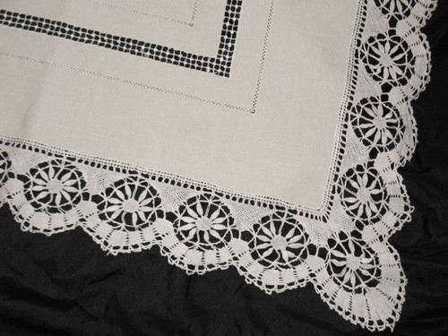 Yarn sheet with back in embroidery of days and bobbin lace at the beginning of the 20th century
