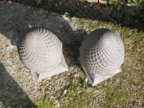 Sommità di pilastri in ghisa a forma di carciofo del XIX secolo