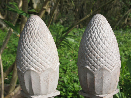 Sommità di pilastri in ghisa a forma di carciofo del XIX secolo