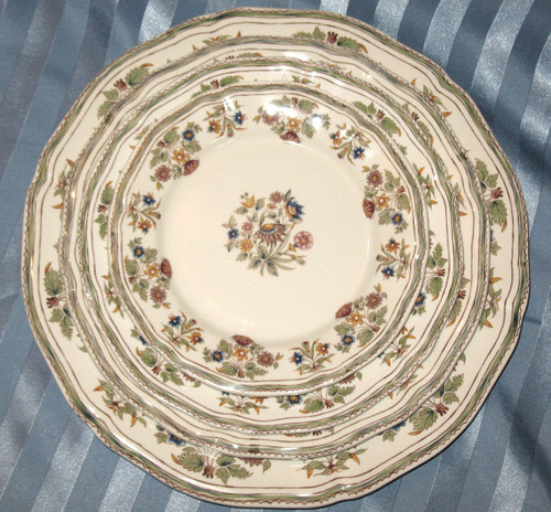 Servizio da tavola in terracotta di Gien, decoro Moustiers Olérys, 105 pezzi
