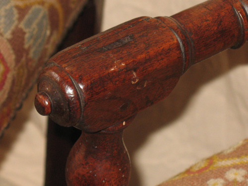 Coppia di poltrone Luigi XIII in noce con arazzo floreale e uccelli XVII secolo