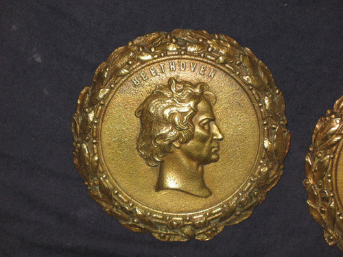 Paire de médaillons en bronze de style Louis XVI à l'effigie de Mozart et Beethoven époque 19ème