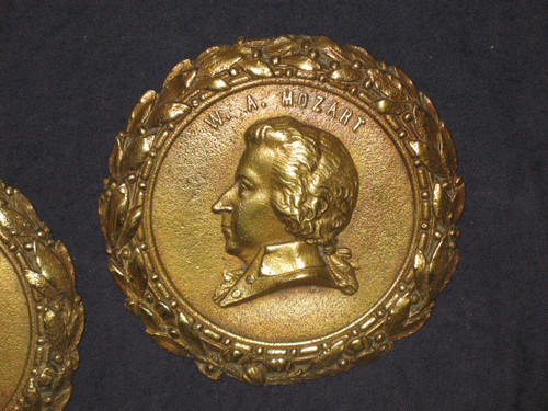 Paire de médaillons en bronze de style Louis XVI à l'effigie de Mozart et Beethoven époque 19ème