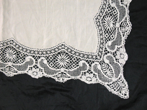 Grande drappo nuziale in filo metallico con bordo largo e retro in pizzo a fuselli inizio '900