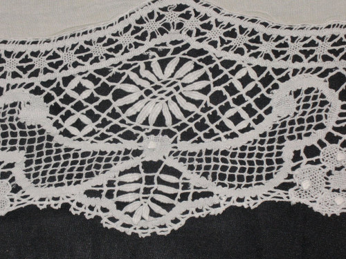 Grande drappo nuziale in filo metallico con bordo largo e retro in pizzo a fuselli inizio '900
