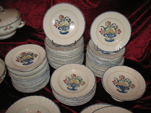 Earthenware table service from Longwy decorated with a floral basket of 101 pieces