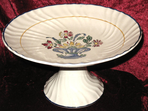 Earthenware table service from Longwy decorated with a floral basket of 101 pieces