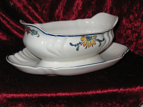 Earthenware table service from Longwy decorated with a floral basket of 101 pieces