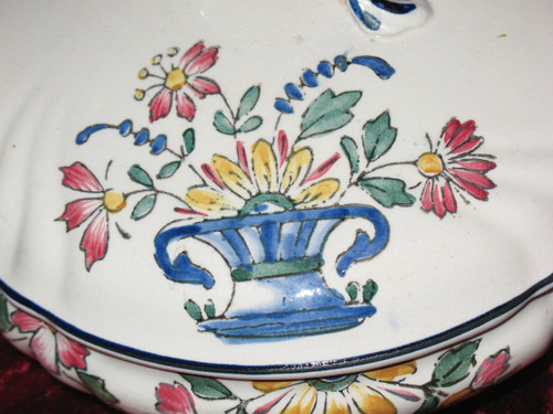 Earthenware table service from Longwy decorated with a floral basket of 101 pieces